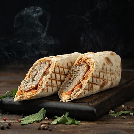 ЛЮЛЯ ГОВЯДИНА В ЛАВАШЕ С ЛУКОМ И СОУСАМИ