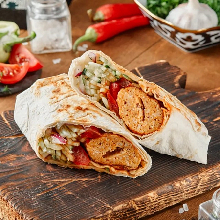 ЛЮЛЯ БАРАНИНА В ЛАВАШ С ОВОЩАМИ И СОУСОМ